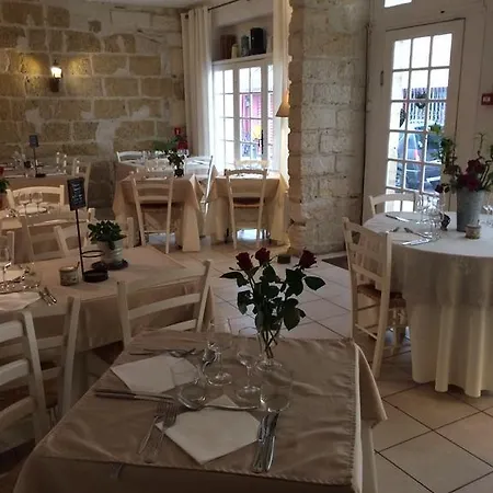 فندق Restaurant Le Provencal لو غراو دو روا